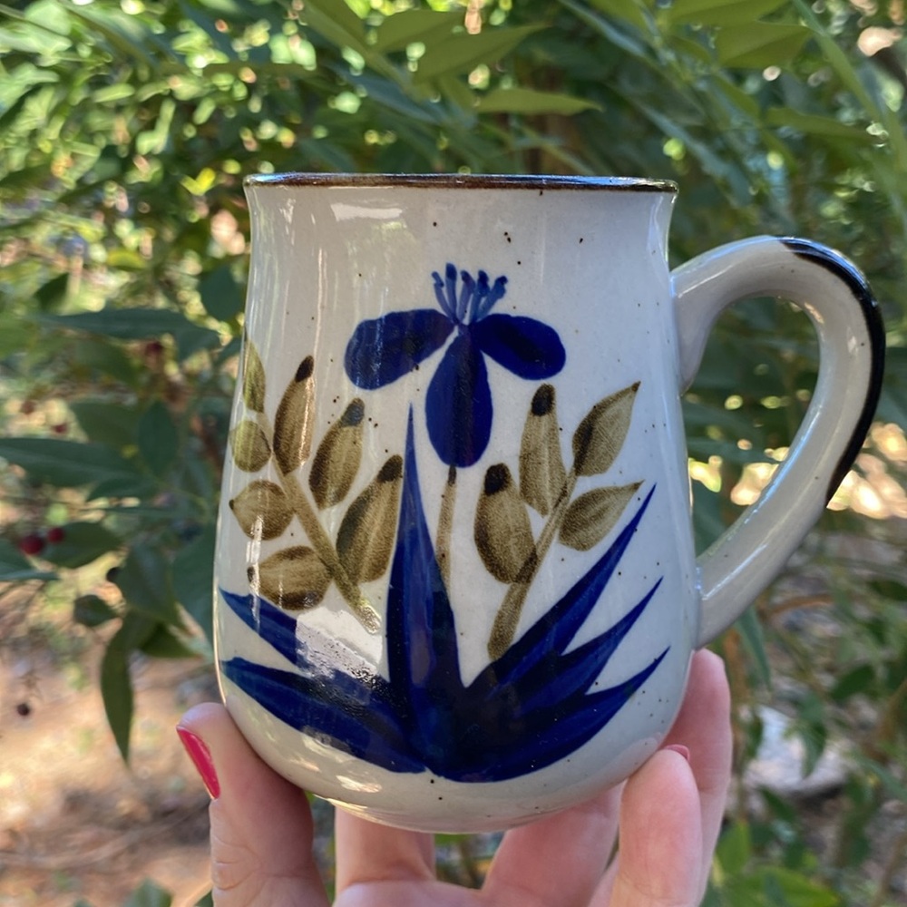 Set of 2 vintage stoneware mugs with floral hand painted designs - Picture 2 of 16